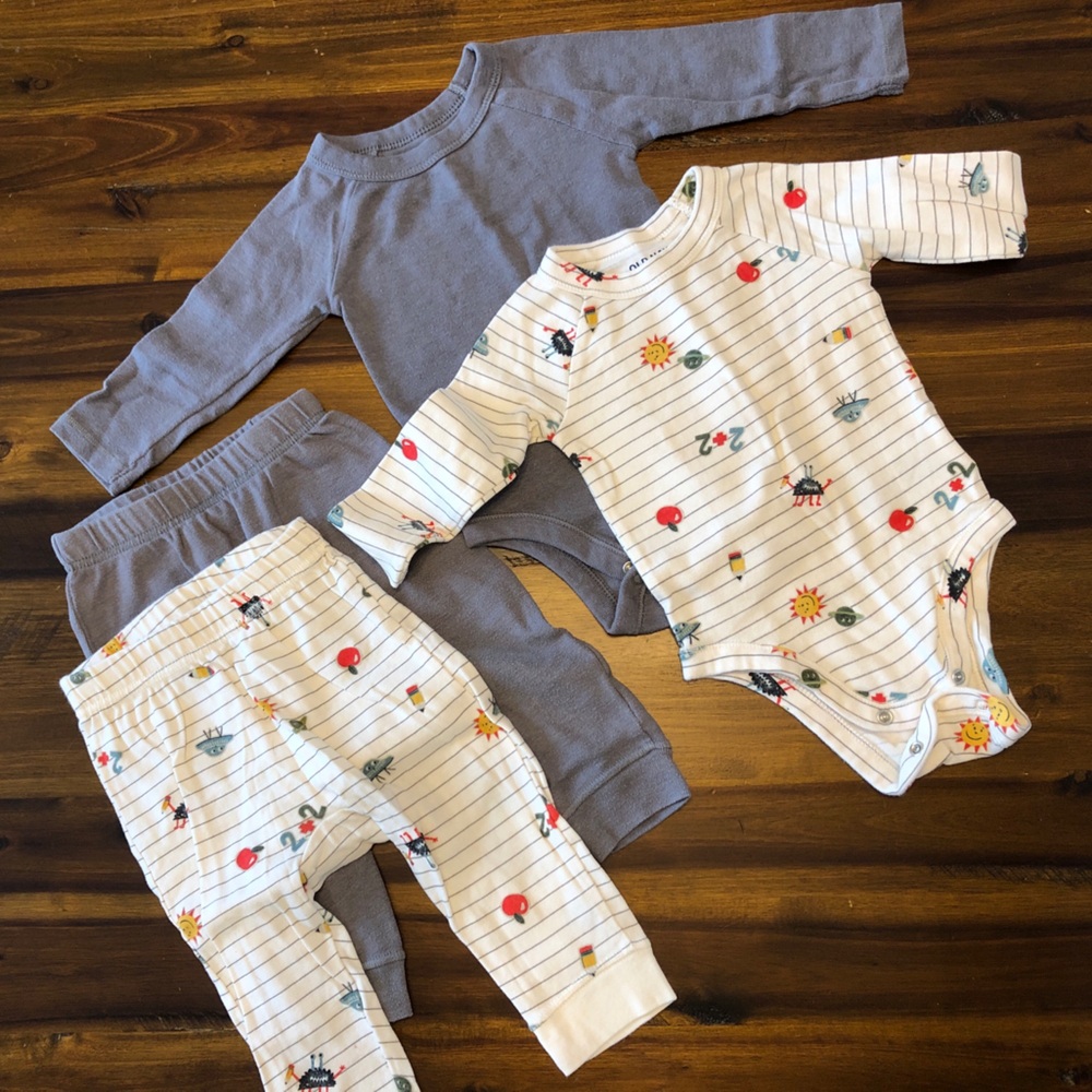 ❄️3/$25 Set of two 6-12 month Old Navy outfits